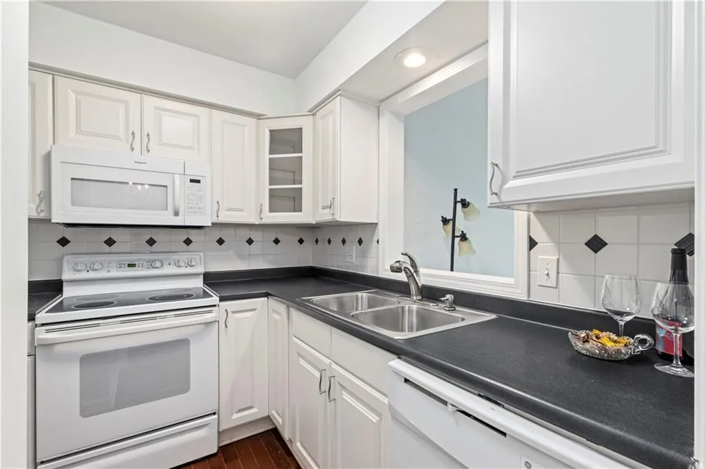 97 Rosaire Place Nw, Atlanta, Georgia 30327, 1 Bedroom Bedrooms, ,1 BathroomBathrooms,Residential,For Sale,97 Rosaire Place Nw,7624160