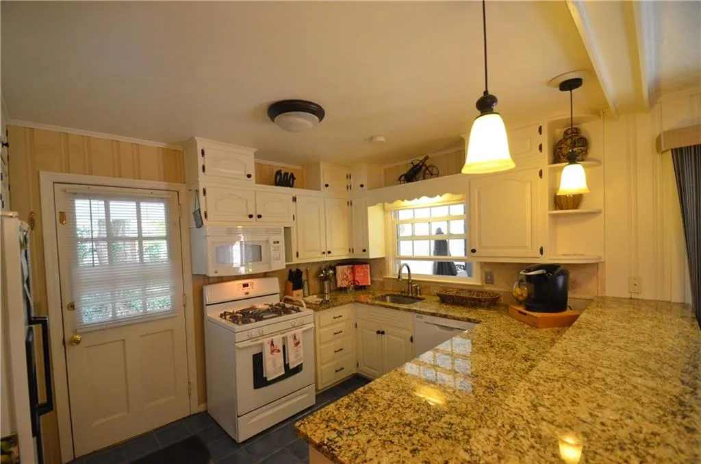 6830 Sunny Brook Lane, Sandy Springs, Georgia 30328, 4 Bedrooms Bedrooms, ,3 BathroomsBathrooms,Residential,Sold,6830 Sunny Brook Lane,5763716