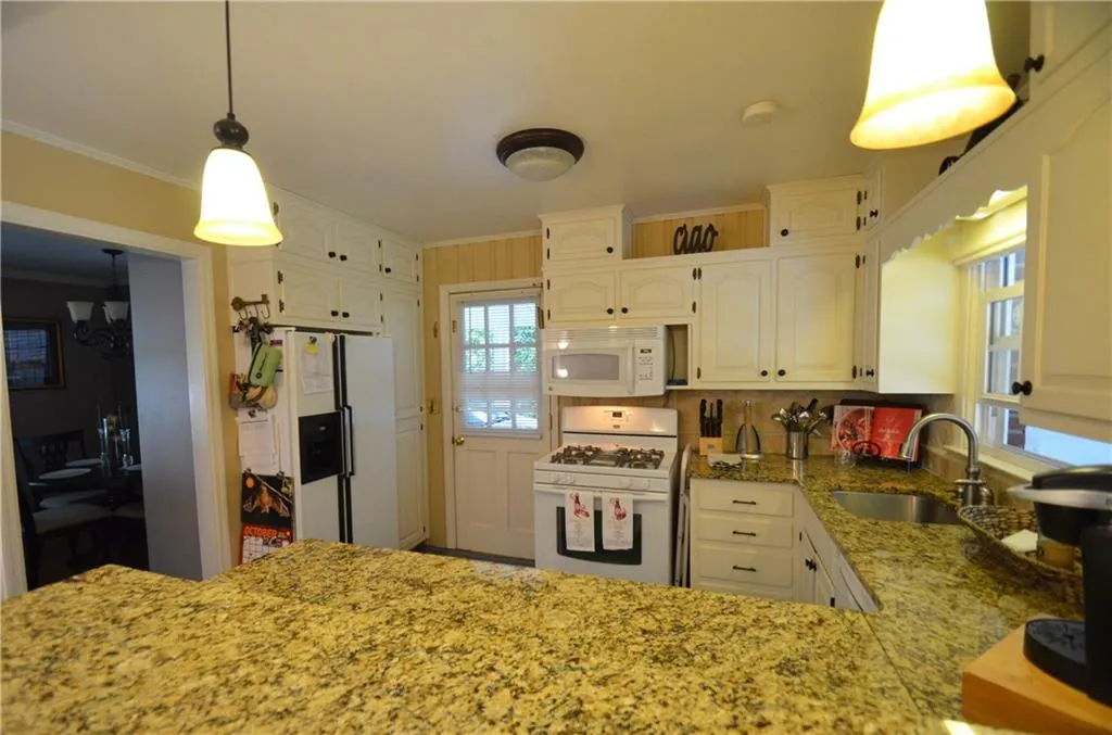 6830 Sunny Brook Lane, Sandy Springs, Georgia 30328, 4 Bedrooms Bedrooms, ,3 BathroomsBathrooms,Residential,Sold,6830 Sunny Brook Lane,5763716
