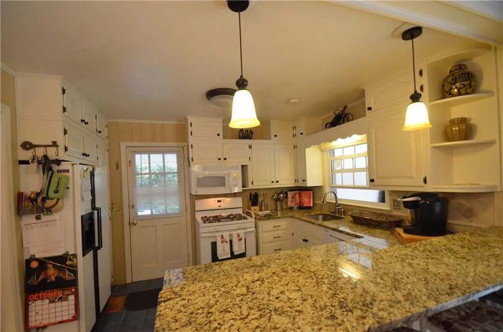 6830 Sunny Brook Lane, Sandy Springs, Georgia 30328, 4 Bedrooms Bedrooms, ,3 BathroomsBathrooms,Residential,Sold,6830 Sunny Brook Lane,5763716