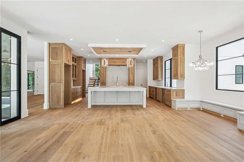 388 Londonberry Road, Sandy Springs, Georgia 30327, 6 Bedrooms Bedrooms, ,7 BathroomsBathrooms,Residential,For Sale,388 Londonberry Road,7625387
