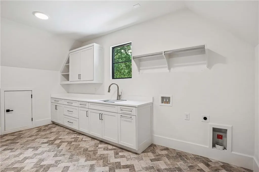 388 Londonberry Road, Sandy Springs, Georgia 30327, 6 Bedrooms Bedrooms, ,7 BathroomsBathrooms,Residential,For Sale,388 Londonberry Road,7625387