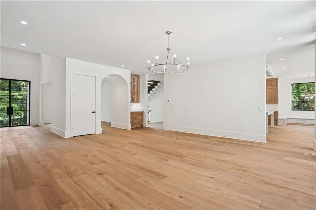 388 Londonberry Road, Sandy Springs, Georgia 30327, 6 Bedrooms Bedrooms, ,7 BathroomsBathrooms,Residential,For Sale,388 Londonberry Road,7625387