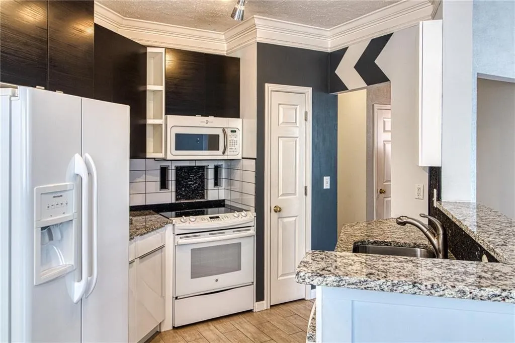 5559 Glenridge Drive Unit 2401, Atlanta, Georgia 30342, 2 Bedrooms Bedrooms, ,1 BathroomBathrooms,Residential,Sold,5559 Glenridge Drive Unit 2401,6684477