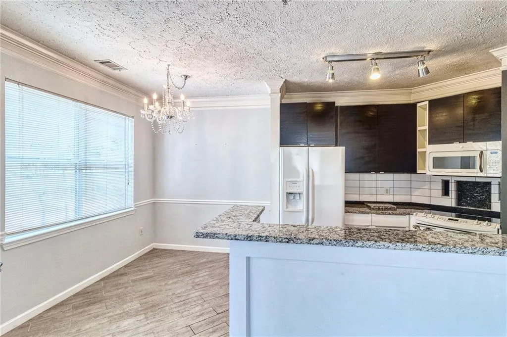 5559 Glenridge Drive Unit 2401, Atlanta, Georgia 30342, 2 Bedrooms Bedrooms, ,1 BathroomBathrooms,Residential,Sold,5559 Glenridge Drive Unit 2401,6684477