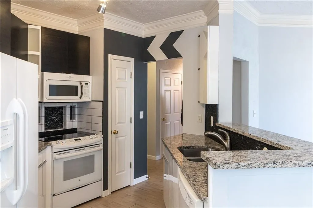 5559 Glenridge Drive Unit 2401, Atlanta, Georgia 30342, 2 Bedrooms Bedrooms, ,1 BathroomBathrooms,Residential,Sold,5559 Glenridge Drive Unit 2401,6684477