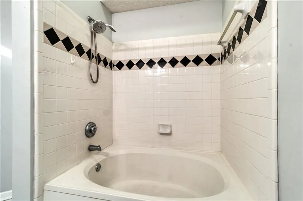 5559 Glenridge Drive Unit 2401, Atlanta, Georgia 30342, 2 Bedrooms Bedrooms, ,1 BathroomBathrooms,Residential,Sold,5559 Glenridge Drive Unit 2401,6684477
