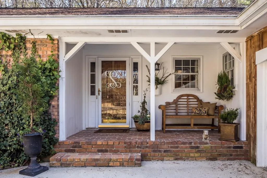 7265 Hunters Branch Drive, Sandy Springs, Georgia 30328, 4 Bedrooms Bedrooms, ,2 BathroomsBathrooms,Residential,Sold,7265 Hunters Branch Drive,5951731