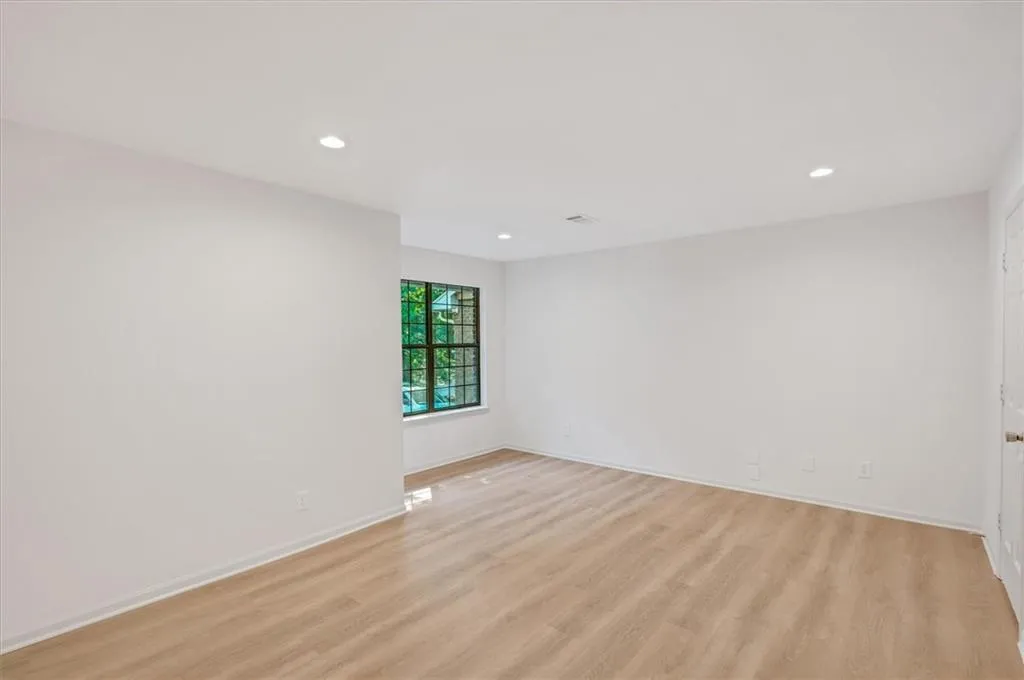 209 Barrington Hills Drive Unit 209, Atlanta, Georgia 30350, 3 Bedrooms Bedrooms, ,2 BathroomsBathrooms,Residential,Sold,209 Barrington Hills Drive Unit 209,7465607