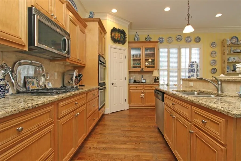 5492 Glenridge Drive Unit 500, Atlanta, Georgia 30342, 3 Bedrooms Bedrooms, ,4 BathroomsBathrooms,Residential,Sold,5492 Glenridge Drive Unit 500,5645655