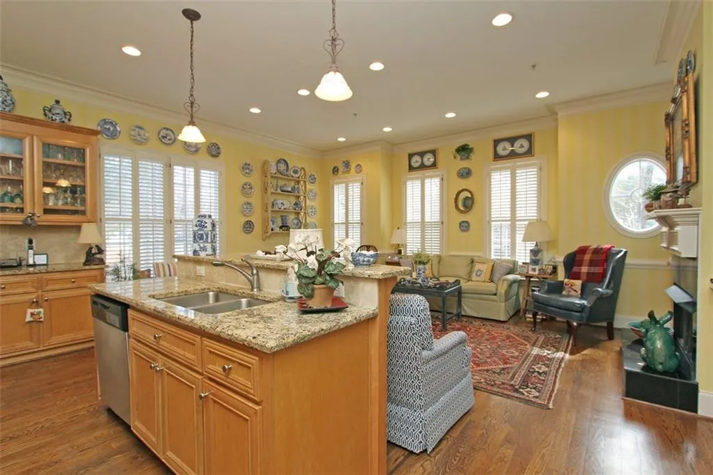 5492 Glenridge Drive Unit 500, Atlanta, Georgia 30342, 3 Bedrooms Bedrooms, ,4 BathroomsBathrooms,Residential,Sold,5492 Glenridge Drive Unit 500,5645655