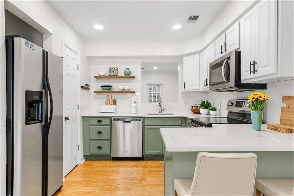 232 Peachtree Hollow Court, Sandy Springs, Georgia 30328, 2 Bedrooms Bedrooms, ,2 BathroomsBathrooms,Residential,For Sale,232 Peachtree Hollow Court,7659494