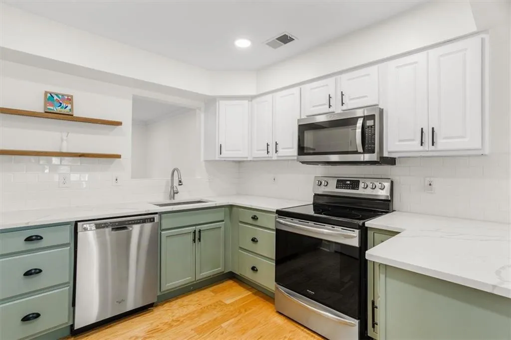 232 Peachtree Hollow Court, Sandy Springs, Georgia 30328, 2 Bedrooms Bedrooms, ,2 BathroomsBathrooms,Residential,For Sale,232 Peachtree Hollow Court,7659494