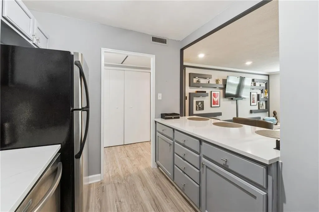 2965 Pharr Court South Nw Unit 512, Atlanta, Georgia 30305, 2 Bedrooms Bedrooms, ,2 BathroomsBathrooms,Residential,For Sale,2965 Pharr Court South Nw Unit 512,7617396