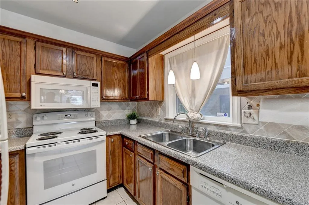 7500 Roswell Road Unit 65, Atlanta, Georgia 30350, 2 Bedrooms Bedrooms, ,2 BathroomsBathrooms,Residential,Sold,7500 Roswell Road Unit 65,7446802
