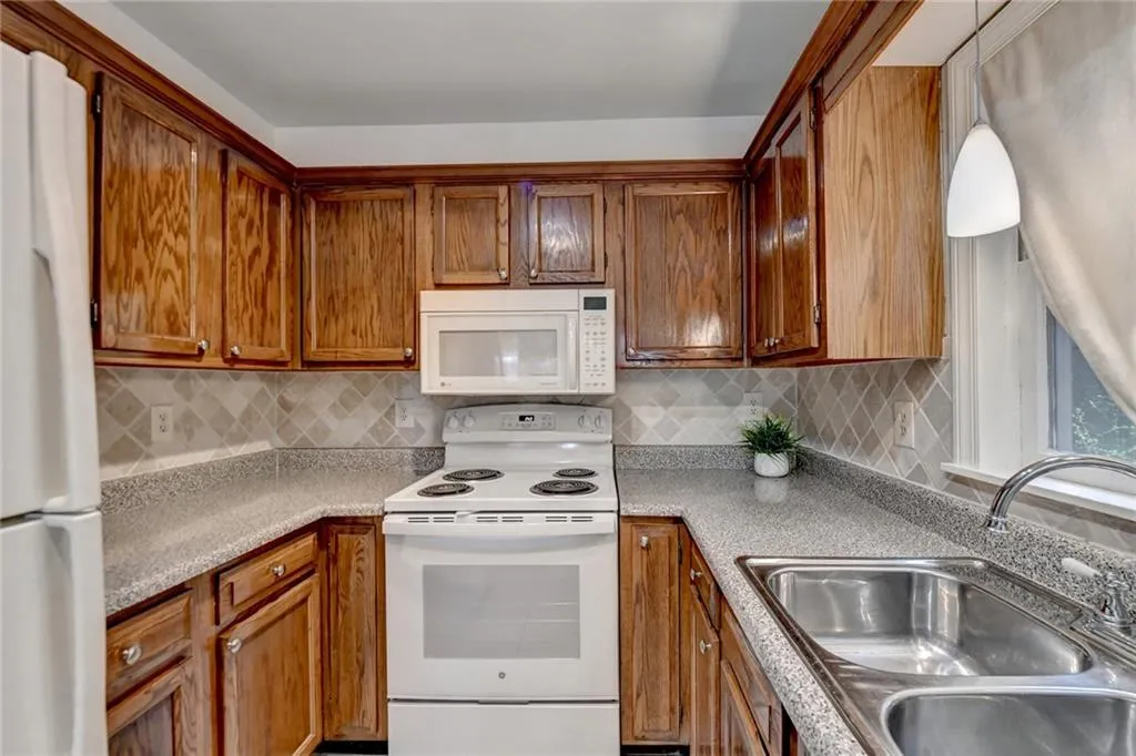 7500 Roswell Road Unit 65, Atlanta, Georgia 30350, 2 Bedrooms Bedrooms, ,2 BathroomsBathrooms,Residential,Sold,7500 Roswell Road Unit 65,7446802