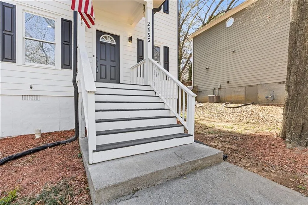 Entrance to property with crawl space