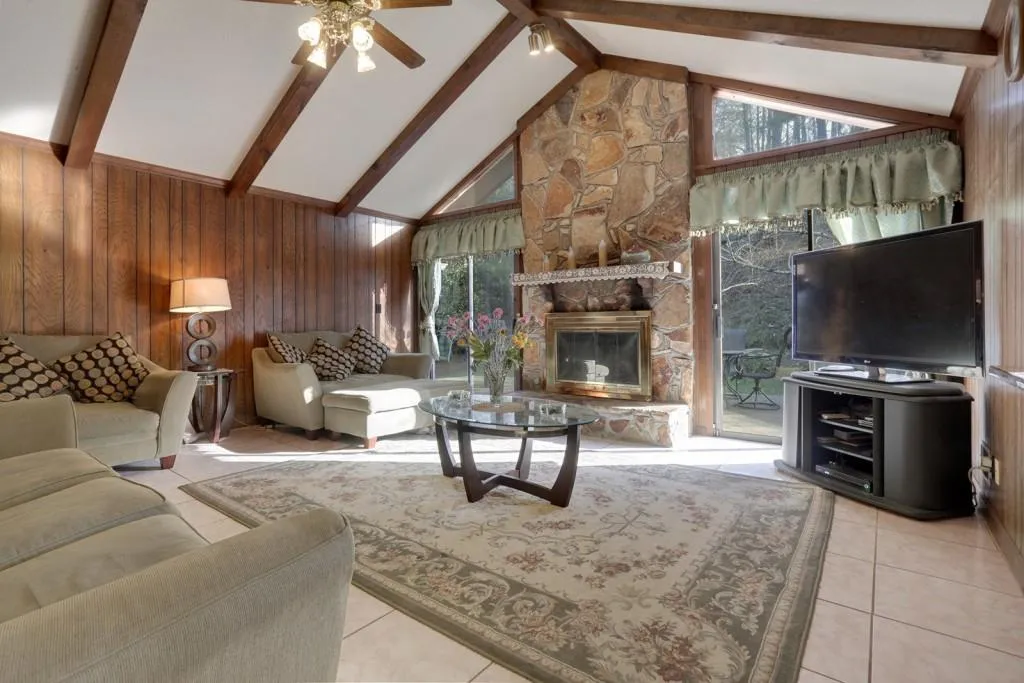 420 Riverhill Drive, Sandy Springs, Georgia 30328, 4 Bedrooms Bedrooms, ,3 BathroomsBathrooms,Residential,Sold,420 Riverhill Drive,5631958