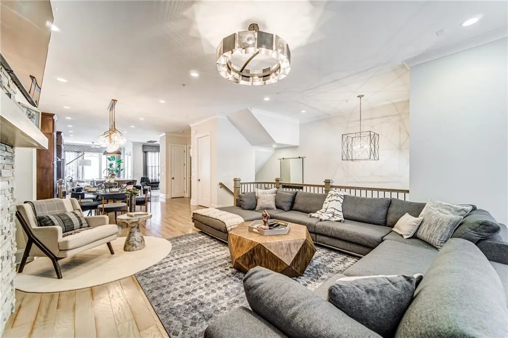 4512 Collins Avenue Unit 10, Atlanta, Georgia 30342, 4 Bedrooms Bedrooms, ,4 BathroomsBathrooms,Residential,Sold,4512 Collins Avenue Unit 10,6812831