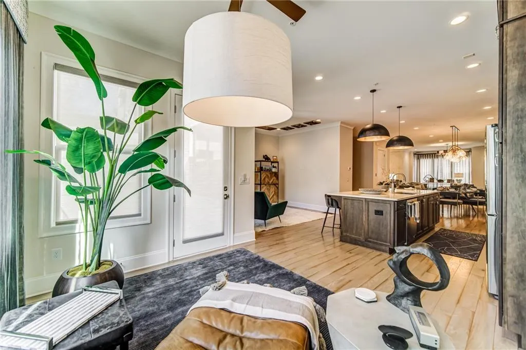 4512 Collins Avenue Unit 10, Atlanta, Georgia 30342, 4 Bedrooms Bedrooms, ,4 BathroomsBathrooms,Residential,Sold,4512 Collins Avenue Unit 10,6812831