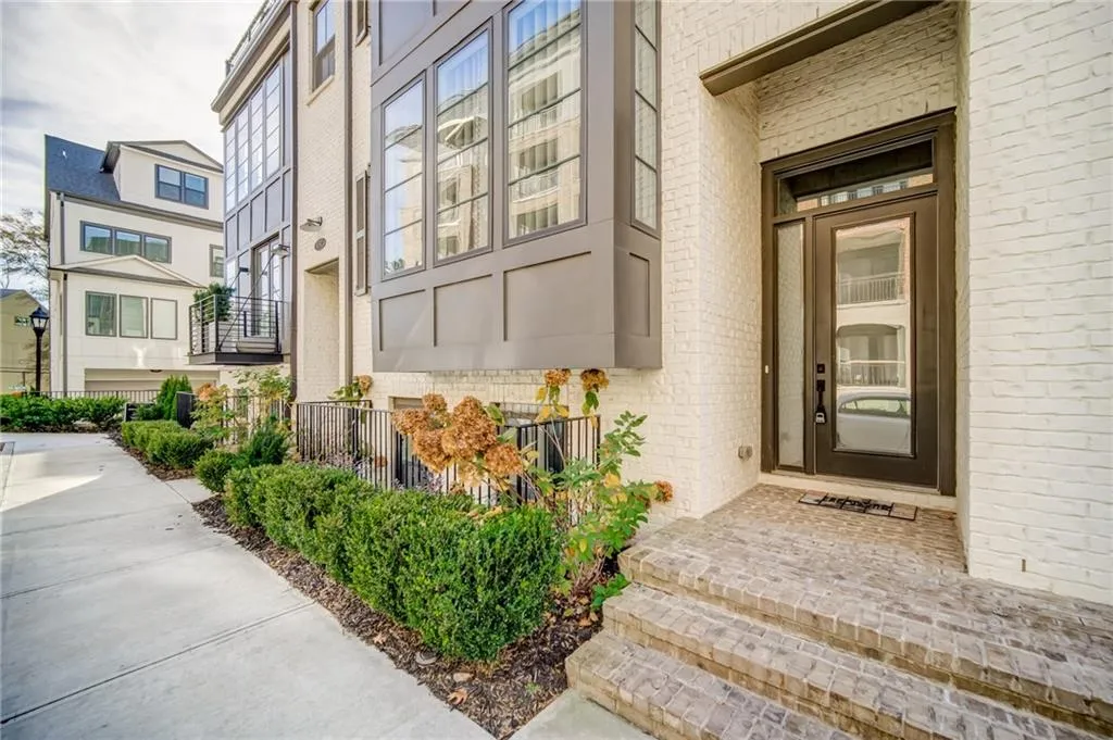 4512 Collins Avenue Unit 10, Atlanta, Georgia 30342, 4 Bedrooms Bedrooms, ,4 BathroomsBathrooms,Residential,Sold,4512 Collins Avenue Unit 10,6812831