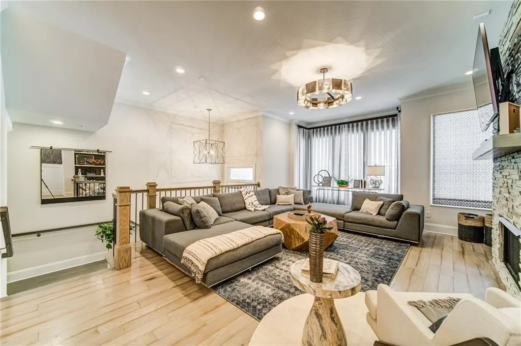 4512 Collins Avenue Unit 10, Atlanta, Georgia 30342, 4 Bedrooms Bedrooms, ,4 BathroomsBathrooms,Residential,Sold,4512 Collins Avenue Unit 10,6812831