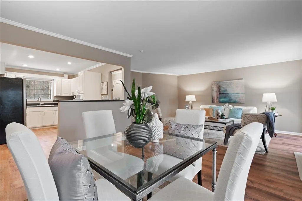 5400 Roswell Road Unit M-5, Sandy Springs, Georgia 30342, 2 Bedrooms Bedrooms, ,2 BathroomsBathrooms,Residential,Sold,5400 Roswell Road Unit M-5,6824032