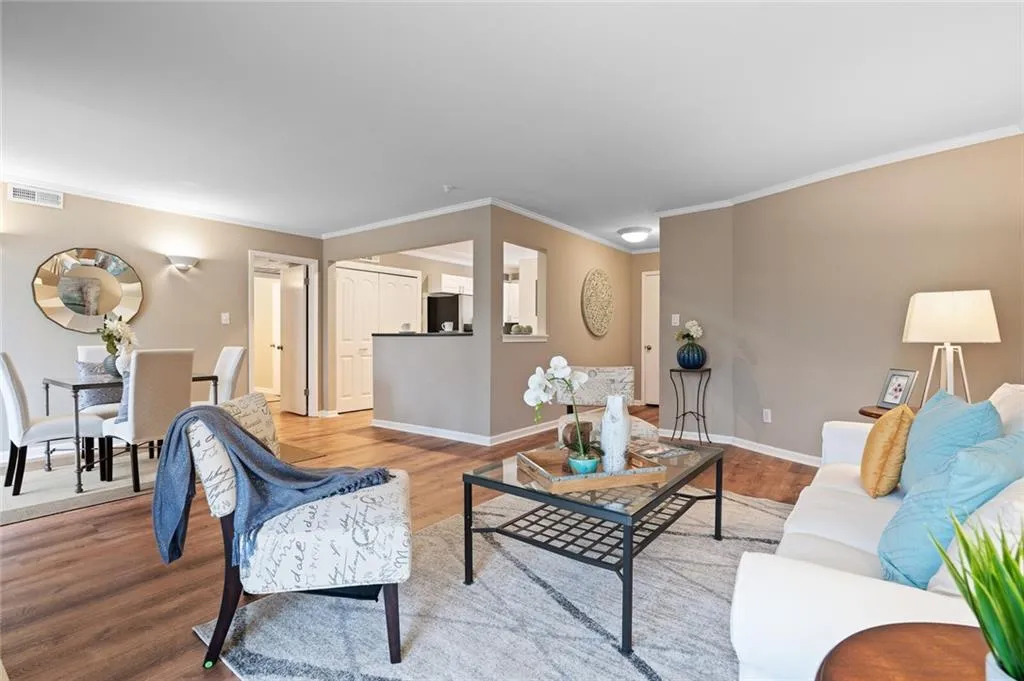5400 Roswell Road Unit M-5, Sandy Springs, Georgia 30342, 2 Bedrooms Bedrooms, ,2 BathroomsBathrooms,Residential,Sold,5400 Roswell Road Unit M-5,6824032