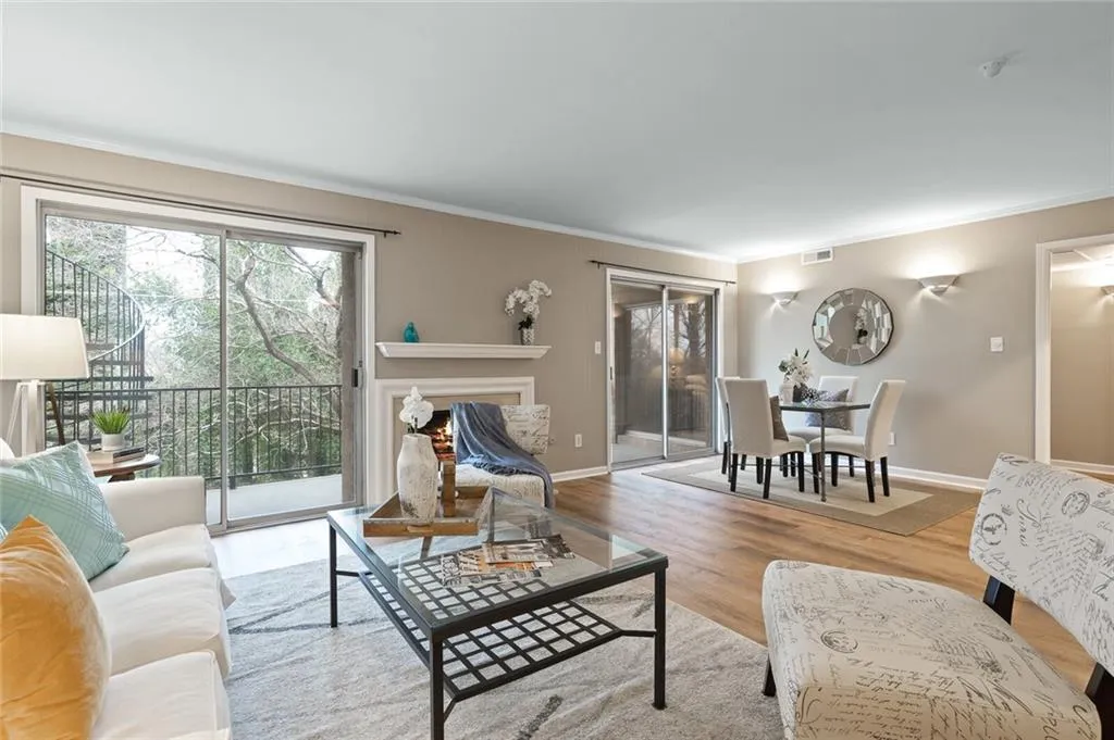 5400 Roswell Road Unit M-5, Sandy Springs, Georgia 30342, 2 Bedrooms Bedrooms, ,2 BathroomsBathrooms,Residential,Sold,5400 Roswell Road Unit M-5,6824032