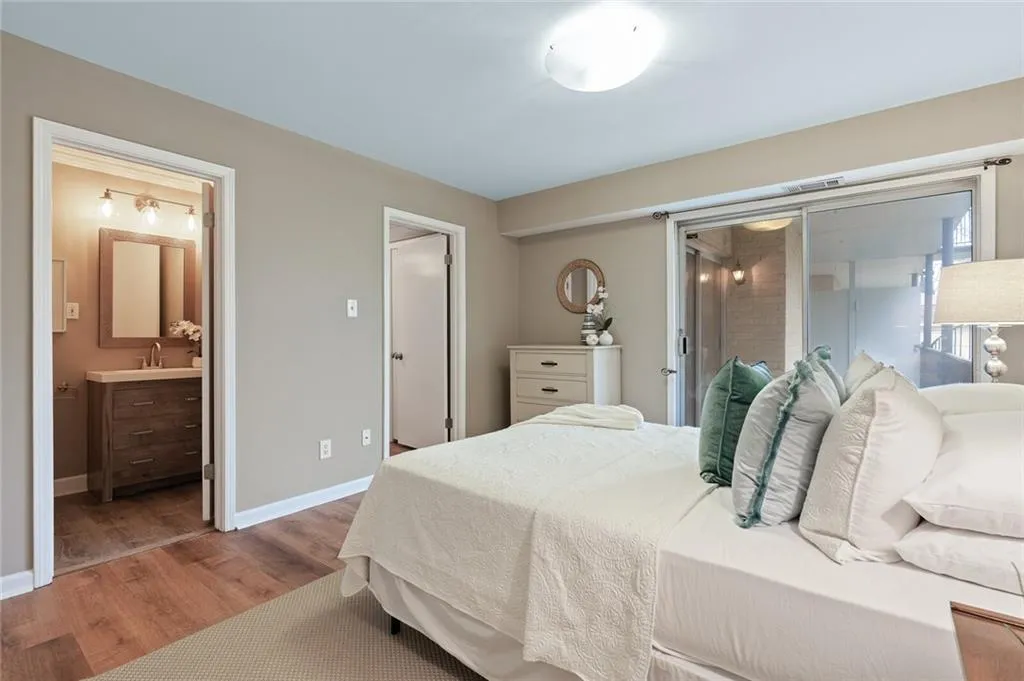 5400 Roswell Road Unit M-5, Sandy Springs, Georgia 30342, 2 Bedrooms Bedrooms, ,2 BathroomsBathrooms,Residential,Sold,5400 Roswell Road Unit M-5,6824032