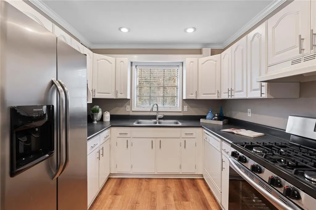 5400 Roswell Road Unit M-5, Sandy Springs, Georgia 30342, 2 Bedrooms Bedrooms, ,2 BathroomsBathrooms,Residential,Sold,5400 Roswell Road Unit M-5,6824032