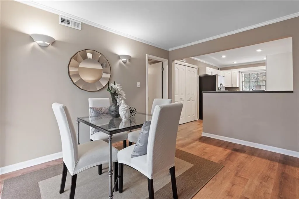 5400 Roswell Road Unit M-5, Sandy Springs, Georgia 30342, 2 Bedrooms Bedrooms, ,2 BathroomsBathrooms,Residential,Sold,5400 Roswell Road Unit M-5,6824032