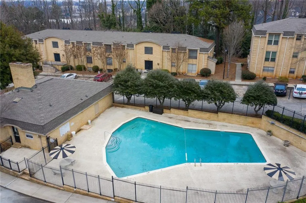 5400 Roswell Road Unit M-5, Sandy Springs, Georgia 30342, 2 Bedrooms Bedrooms, ,2 BathroomsBathrooms,Residential,Sold,5400 Roswell Road Unit M-5,6824032