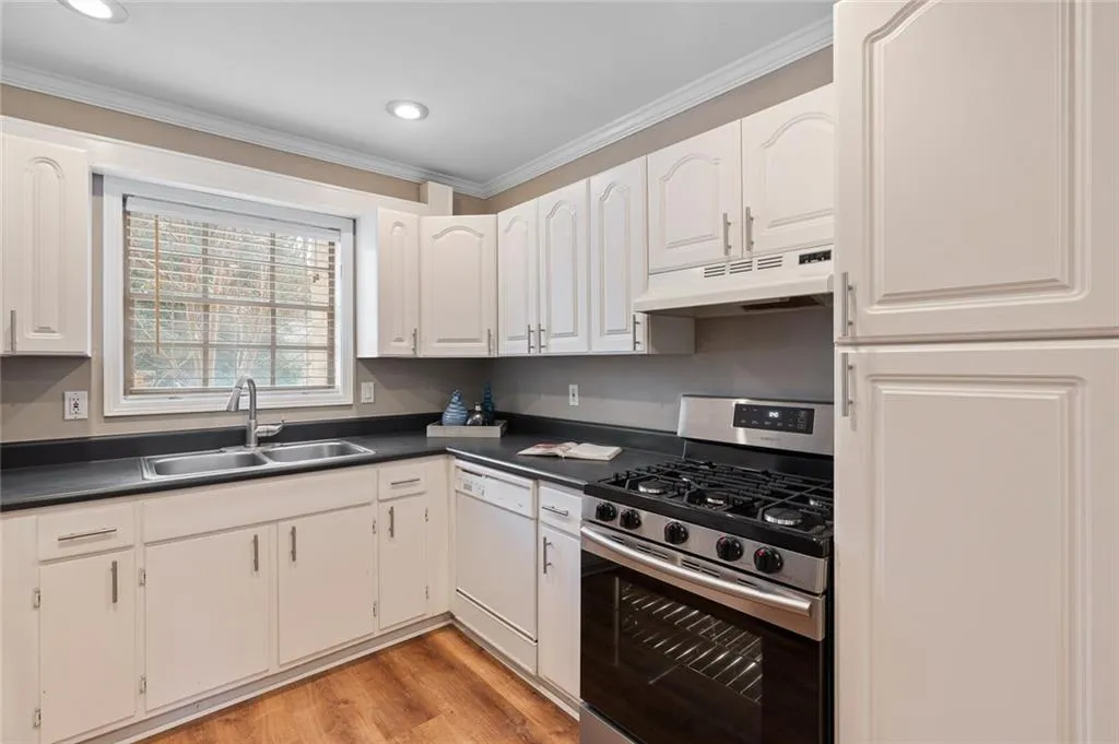 5400 Roswell Road Unit M-5, Sandy Springs, Georgia 30342, 2 Bedrooms Bedrooms, ,2 BathroomsBathrooms,Residential,Sold,5400 Roswell Road Unit M-5,6824032