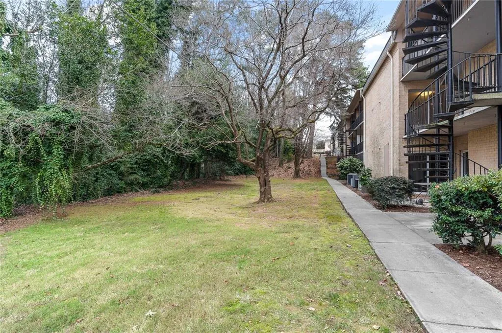 5400 Roswell Road Unit M-5, Sandy Springs, Georgia 30342, 2 Bedrooms Bedrooms, ,2 BathroomsBathrooms,Residential,Sold,5400 Roswell Road Unit M-5,6824032