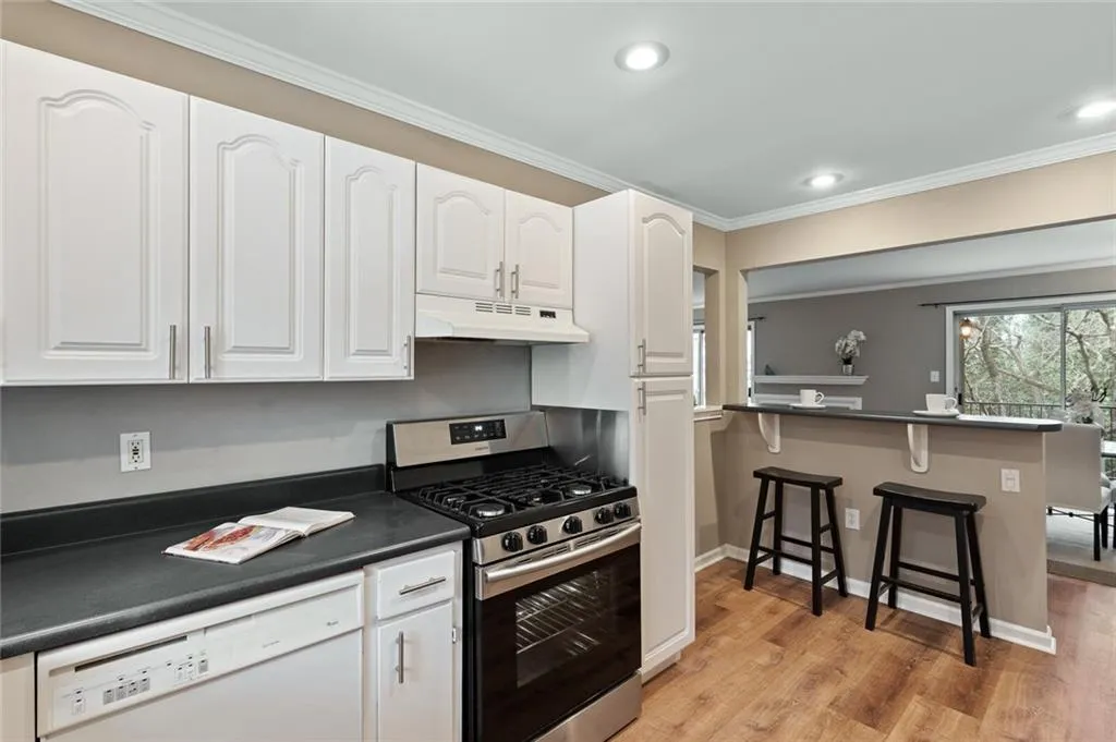 5400 Roswell Road Unit M-5, Sandy Springs, Georgia 30342, 2 Bedrooms Bedrooms, ,2 BathroomsBathrooms,Residential,Sold,5400 Roswell Road Unit M-5,6824032