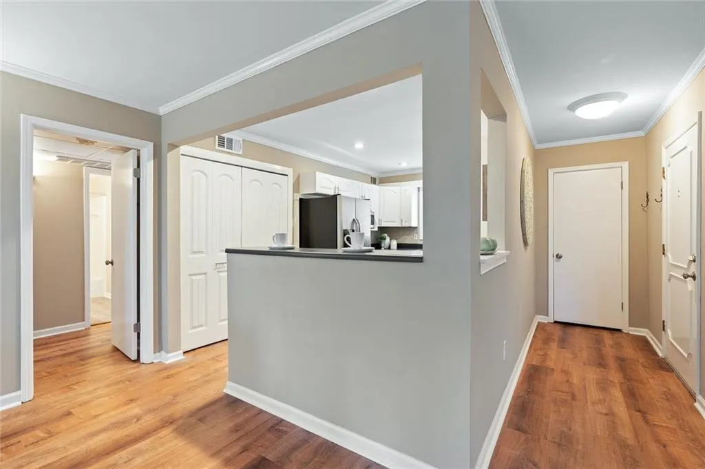 5400 Roswell Road Unit M-5, Sandy Springs, Georgia 30342, 2 Bedrooms Bedrooms, ,2 BathroomsBathrooms,Residential,Sold,5400 Roswell Road Unit M-5,6824032