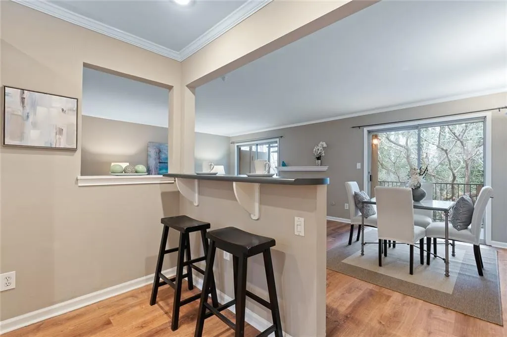 5400 Roswell Road Unit M-5, Sandy Springs, Georgia 30342, 2 Bedrooms Bedrooms, ,2 BathroomsBathrooms,Residential,Sold,5400 Roswell Road Unit M-5,6824032