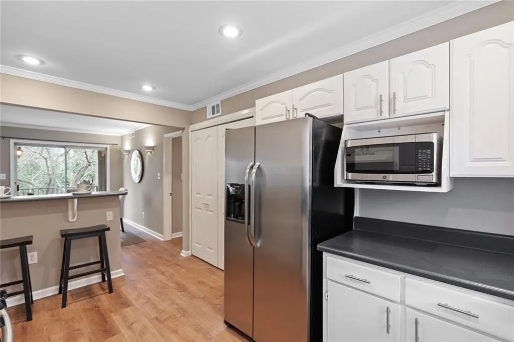 5400 Roswell Road Unit M-5, Sandy Springs, Georgia 30342, 2 Bedrooms Bedrooms, ,2 BathroomsBathrooms,Residential,Sold,5400 Roswell Road Unit M-5,6824032