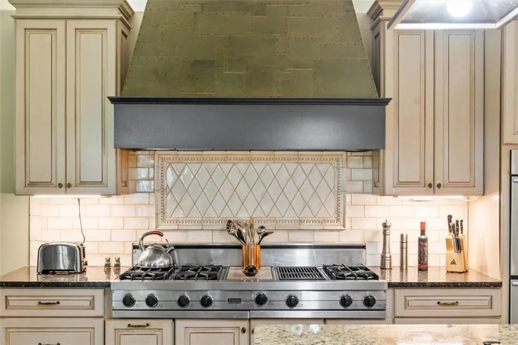 990 The 16th Fairway, Sandy Springs, Georgia 30350, 7 Bedrooms Bedrooms, ,6 BathroomsBathrooms,Residential,Sold,990 The 16th Fairway,6963820