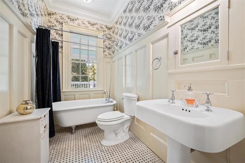 990 The 16th Fairway, Sandy Springs, Georgia 30350, 7 Bedrooms Bedrooms, ,6 BathroomsBathrooms,Residential,Sold,990 The 16th Fairway,6963820