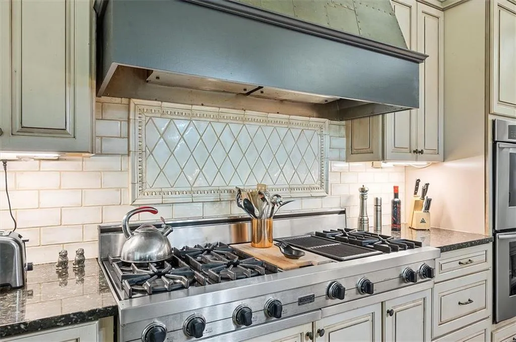 990 The 16th Fairway, Sandy Springs, Georgia 30350, 7 Bedrooms Bedrooms, ,6 BathroomsBathrooms,Residential,Sold,990 The 16th Fairway,6963820