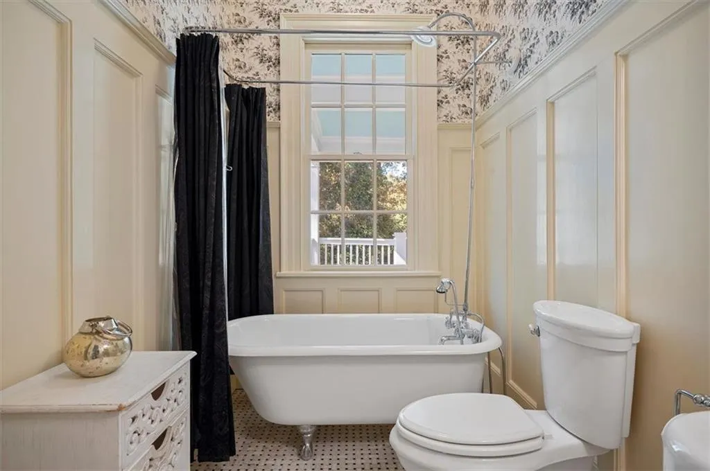 990 The 16th Fairway, Sandy Springs, Georgia 30350, 7 Bedrooms Bedrooms, ,6 BathroomsBathrooms,Residential,Sold,990 The 16th Fairway,6963820