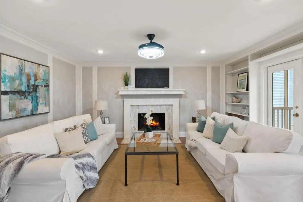 Built In Bookshelves And Recently Renovated Fireplace! Built In Bookshelves And Recently Renovated Fireplace!