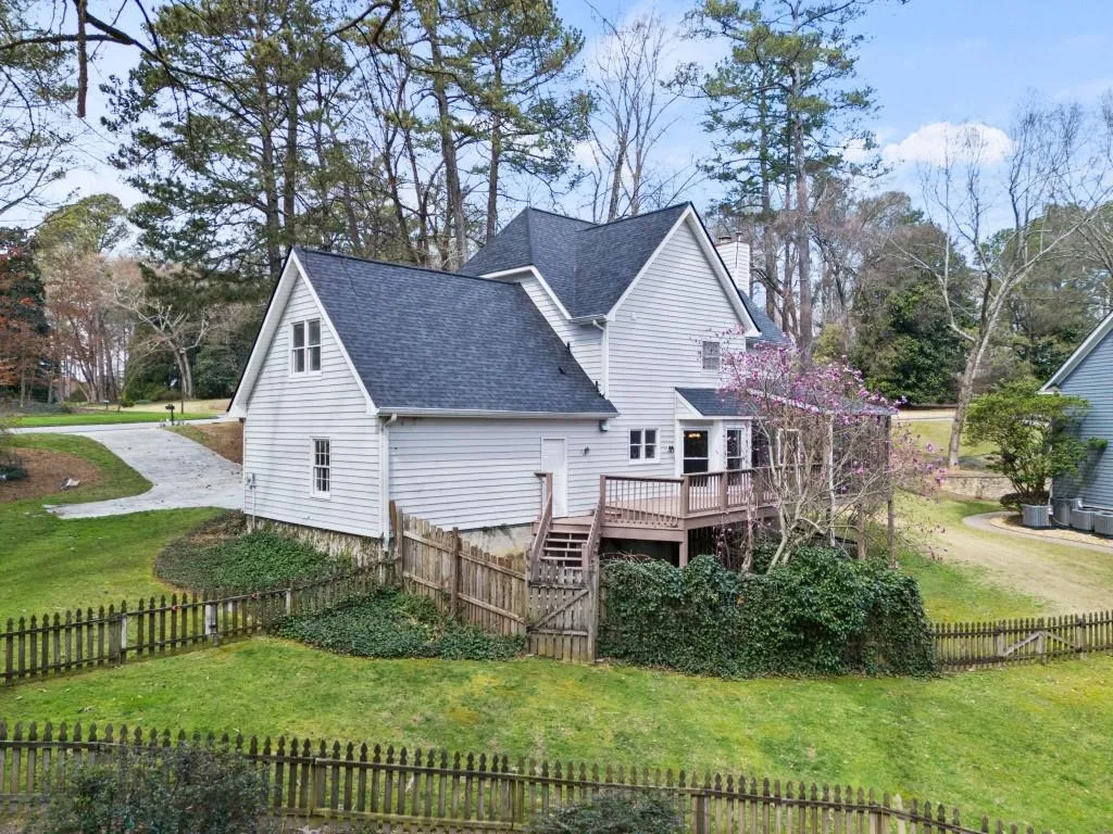 Recently Pressure Washed And Low Maintenance Vinyl! Recently Pressure Washed And Low Maintenance Vinyl!