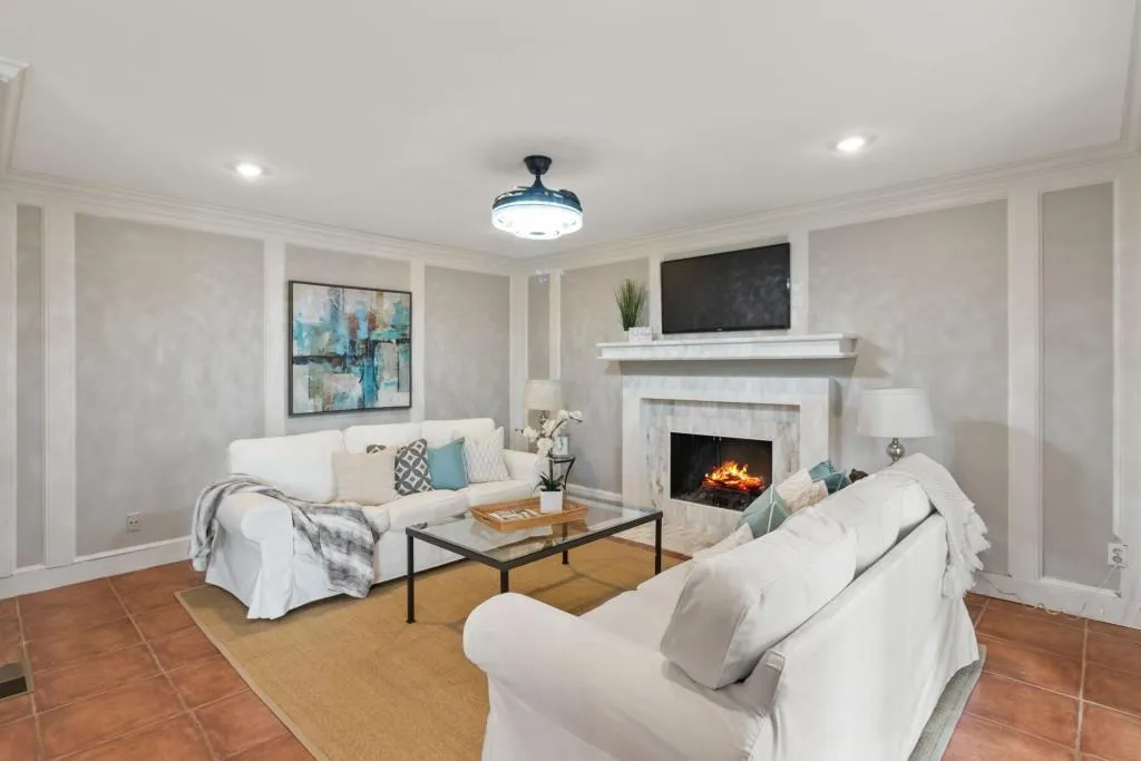 Fireside Family Room Overlooking The Pond Views! Fireside Family Room Overlooking The Pond Views!