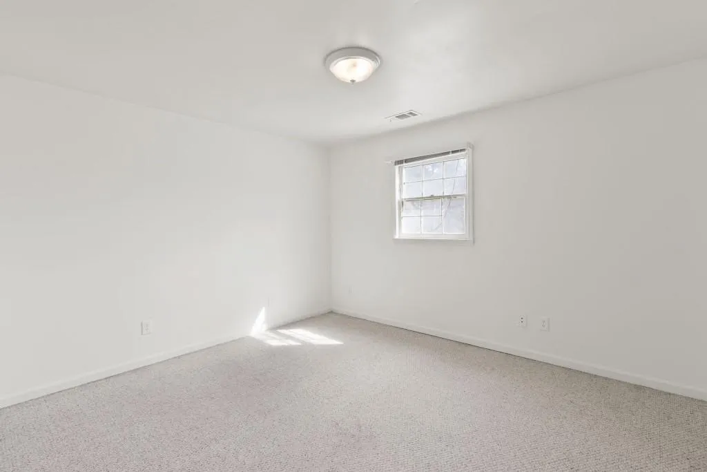 Secondary Room (needs Carpet And Paint)! Secondary Room (needs Carpet And Paint)!