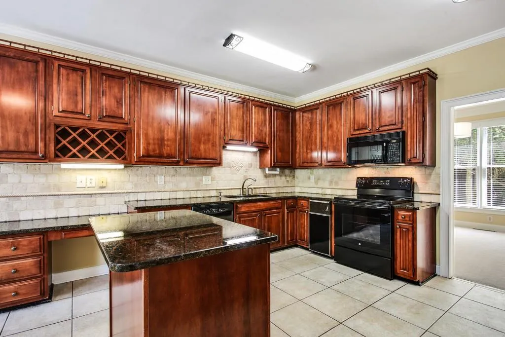 7155 Roswell Road Unit 8, Sandy Springs, Georgia 30328, 2 Bedrooms Bedrooms, ,2 BathroomsBathrooms,Residential,Sold,7155 Roswell Road Unit 8,5739579