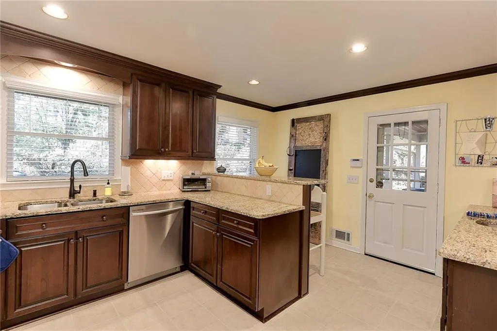 6498 Cherry Tree Lane, Sandy Springs, Georgia 30328, 4 Bedrooms Bedrooms, ,3 BathroomsBathrooms,Residential,Sold,6498 Cherry Tree Lane,5962909