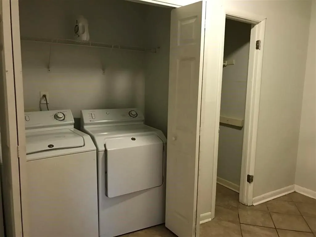 9400 Roberts Drive Unit 4b, Atlanta, Georgia 30350, 2 Bedrooms Bedrooms, ,2 BathroomsBathrooms,Residential,Sold,9400 Roberts Drive Unit 4b,5792822